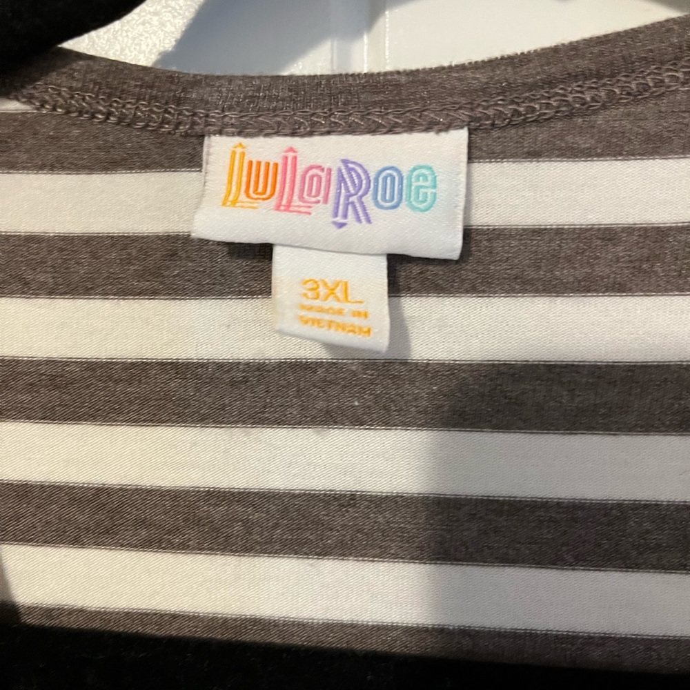 Ladies LuLaRoe Randy top - Picture 3 of 3